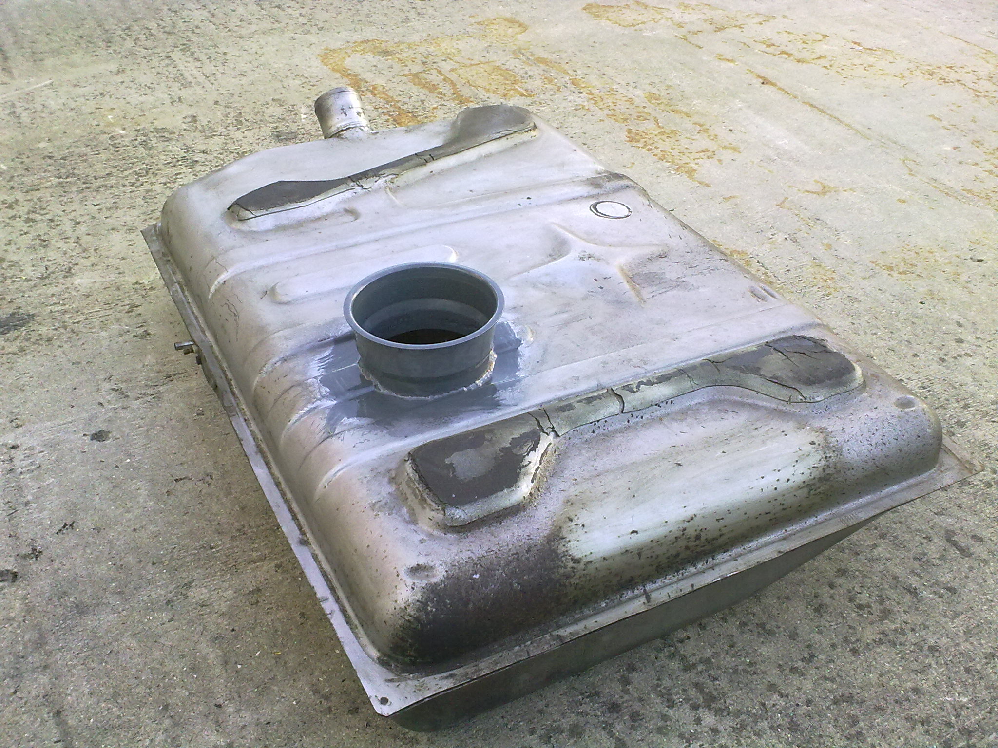 Petrol tank with collar for fuel pump